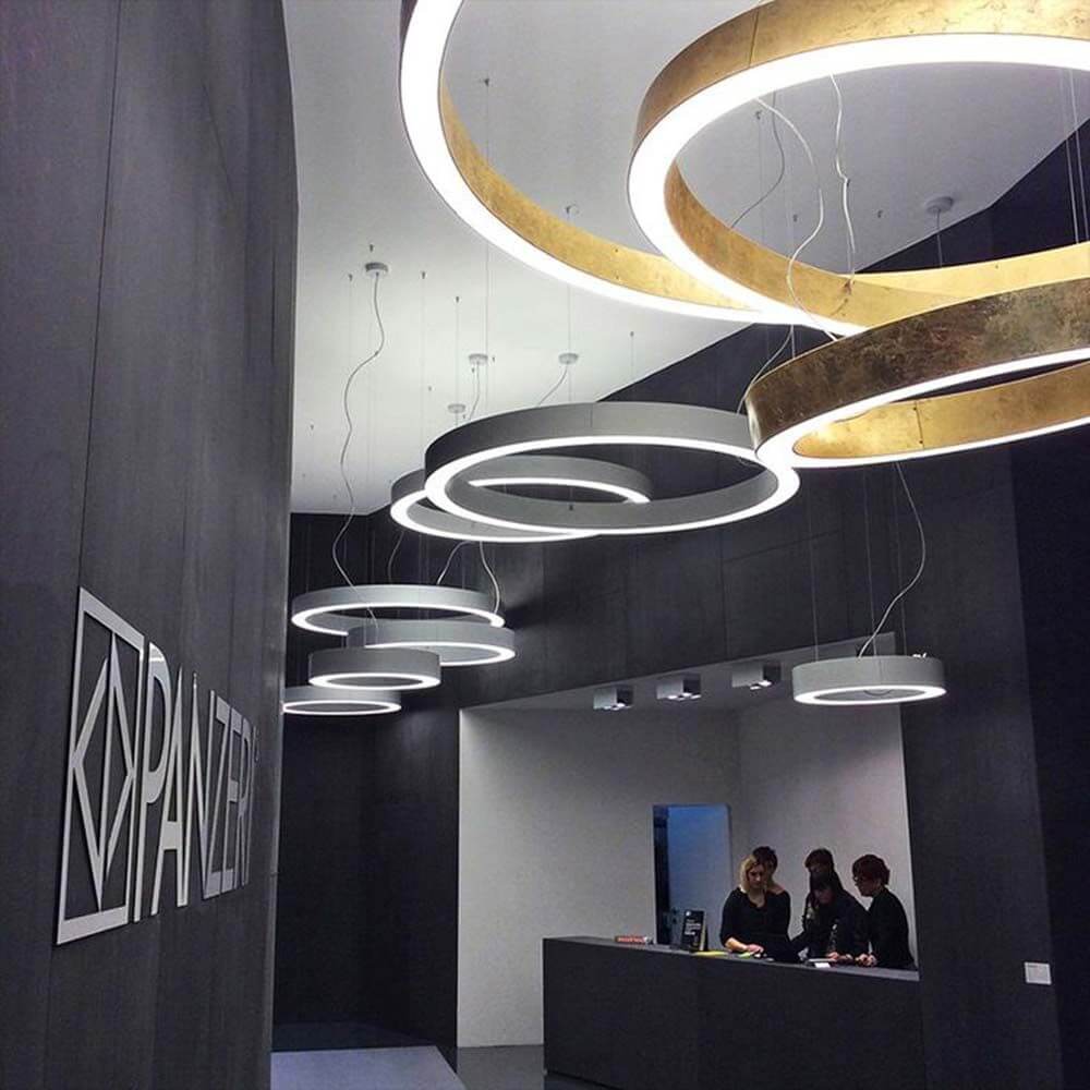 Panzeri Golden Ring LED-Pendelleuchte Dimmbar in modernem Raumdesign mit eleganten Lichtinstallationen.