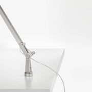 Detaljeret visning af Panzeri Jackie LED-Bordlampe justerbar med touch-dæmper på et bord.