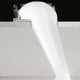Panzeri Manhattan Einbauprofil für LED-Strips im Einsatz zur Deckenmontage mit innerer Lichtreflexion.