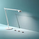 Panzeri Opuntia LED-Schreibtischlampe CCT-Dimmbar auf blauem Hintergrund, verstellbar und modern.