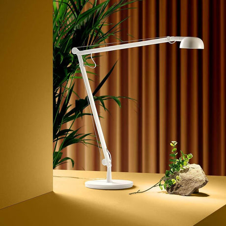 Panzeri Opuntia LED-Schreibtischlampe CCT-Dimmbar mit Gelenkstruktur in modernem Ambiente.