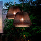 Zwei XXL Hängeleuchten aus Rattan im Außenbereich, mit warmem Licht und natürlichem Design.