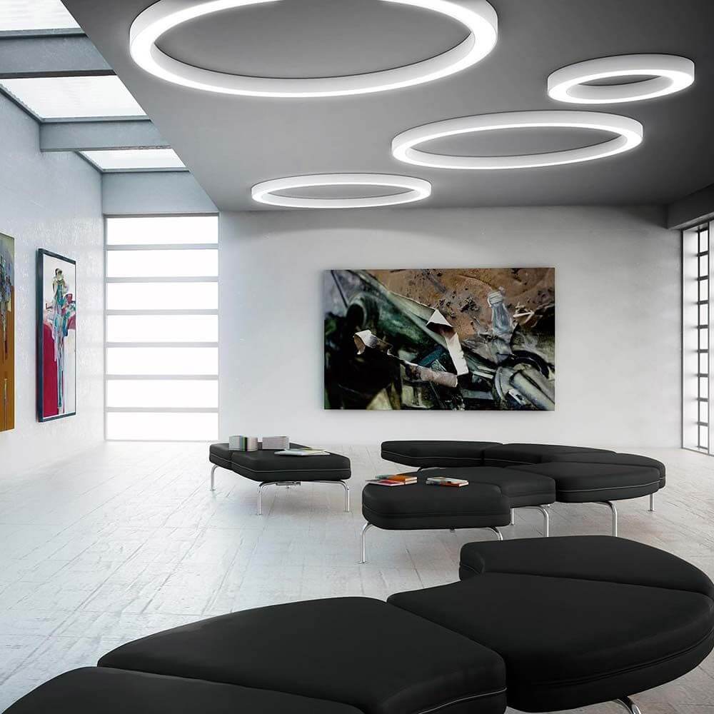 Panzeri Silver Ring LED-Deckenlampe Dimmbar in modernem Wohnraum mit runden Deckenleuchten.