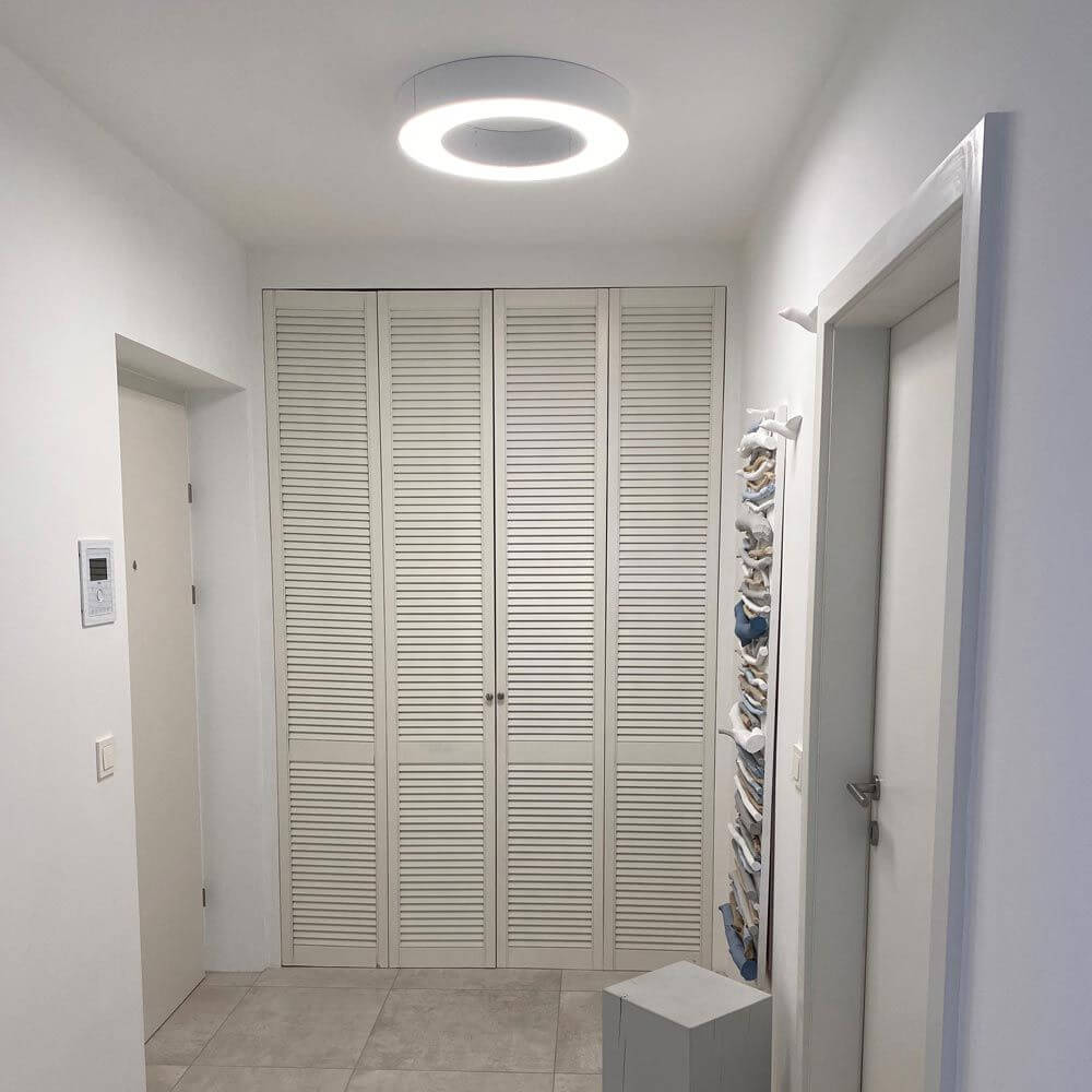 Panzeri Silver Ring LED-Deckenlampe Dimmbar in modernem Flur mit kleinem Schrank und Regalen