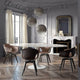Moderne Esszimmer mit Panzeri Smoke Glas-Pendellampe mundgeblasen und eleganten Stühlen.
