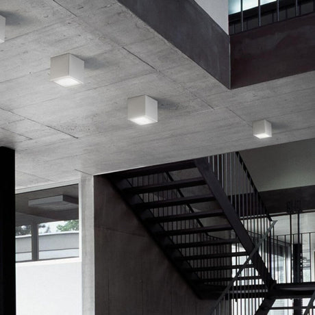 Panzeri Three LED-Deckenlampe Würfelform für Decken- oder Wandmontage in modernem Innenraum