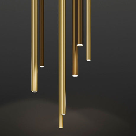 Elegante Panzeri To-Be Pendelleuchte aus goldfarbenem Aluminium mit mehreren schlanken Zylindern.