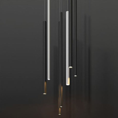 Panzeri To-Be Pendelleuchte in schlankem Design, aus Aluminium mit mehreren Zylindern und verschiedenen Lichtoptionen.