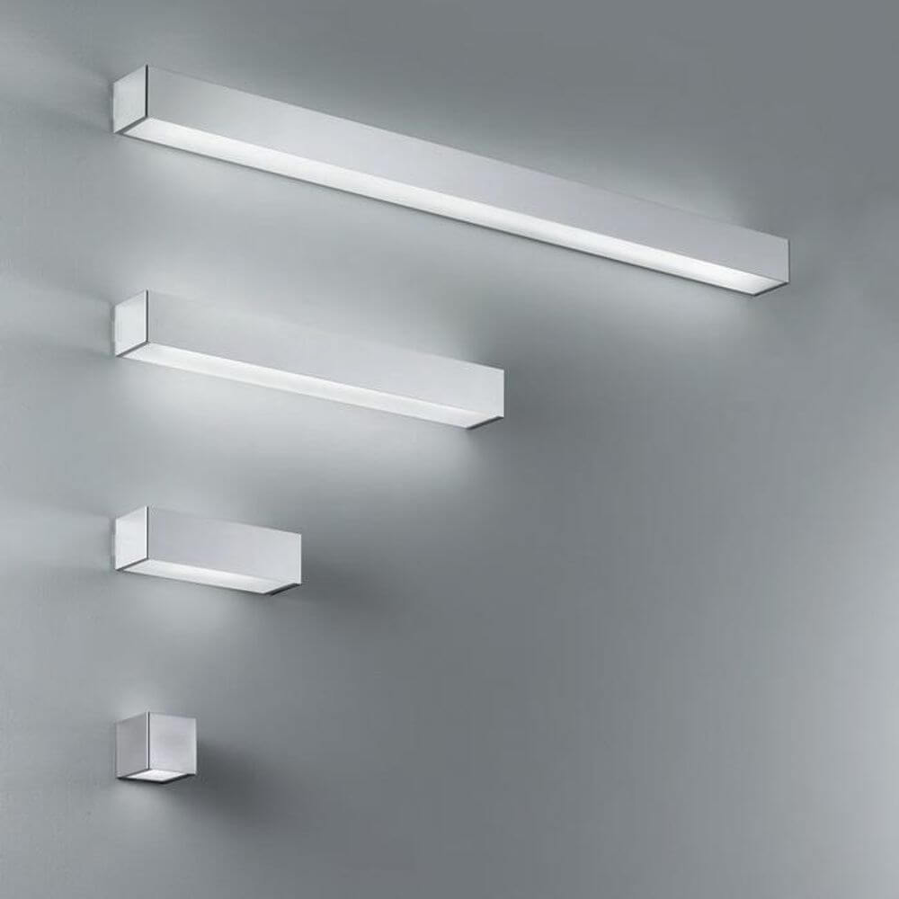 Panzeri Toy Wandlampe LED Up&Down 45cm in verschiedenen Größen an einer Wand montiert.