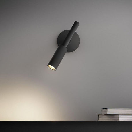 Panzeri Tubino LED-seinävalaisin mustana kääntyvällä valopäällä minimalistiseen muotoiluun.