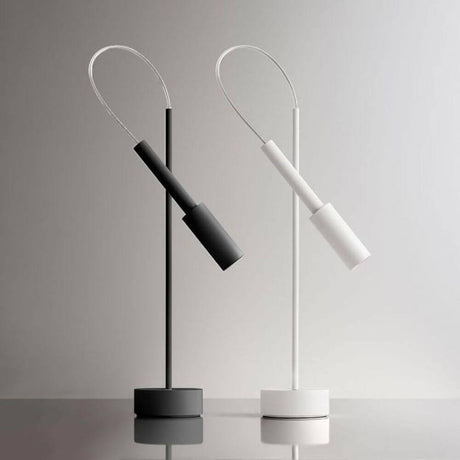 Panzeri Tubino Plus LED-bordlampe med dimmer i svart og hvitt på en elegant bordoverflate.