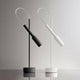 Zwei elegante Panzeri Tubino Plus LED-Tischlampen in Schwarz und Weiß mit flexibler Lichtausrichtung.