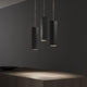 Moderne LED Pendelleuchte mit drei schwarzen, quadratischen Aluminiumrohren für elegantes Wohndesign.