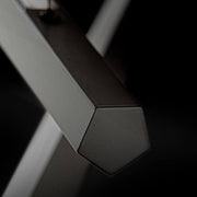 Detailopname van de Panzeri Viisi LED-hanglamp direct of indirect met fijn hoekdesign.