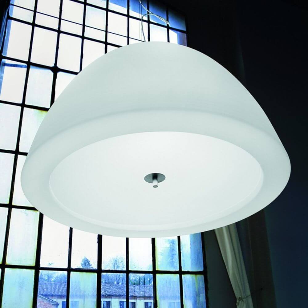 Panzeri Willy Glas XL-pendellampe - hengelampe i satinert, hvitt glass over et vindu.