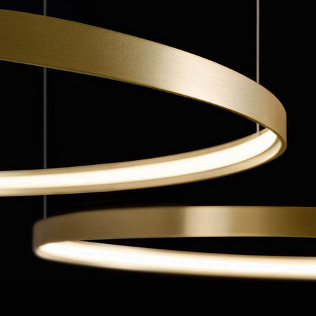 Nahaufnahme der Panzeri Zero Ellipse LED Pendelleuchte oval mit elegantem goldenen Design.
