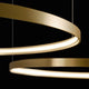 Zbliżenie na owalną lampę wiszącą Panzeri Zero Ellipse LED z eleganckim złotym wzornictwem.