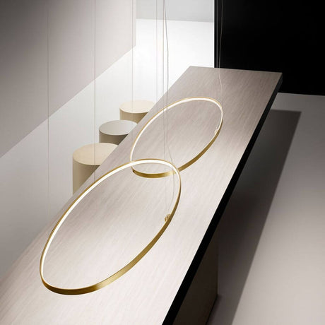 Panzeri Zero Ellipse LED Pendelleuchte oval über einem modernen Tisch in minimalistischem Design.
