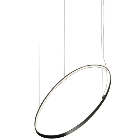 Panzeri Zero Ellipse LED Pendelleuchte oval in elegantem, minimalistischem Design, an drei Kabeln von der Decke aufgehängt.