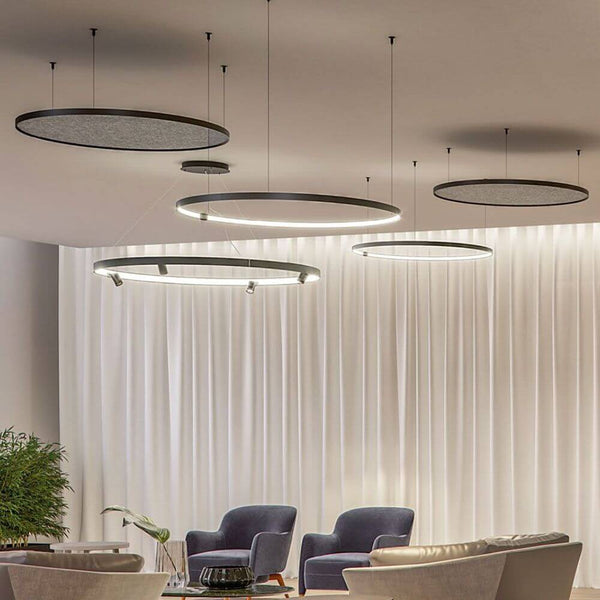 Panzeri Zero Round Painel Acústico 100 cm absorvedor de som com modernas luminárias suspensas num espaço elegante.
