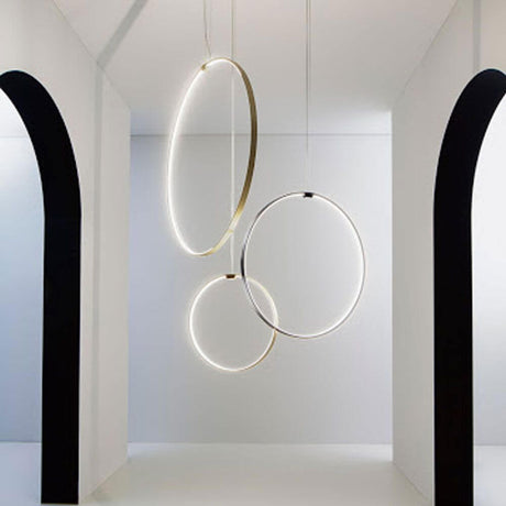 Panzeri Zero Round Vertical LED-rengasvalaisinriippu valoisissa moderneissa tiloissa elegantilla riippurenkaiden muotoilulla.