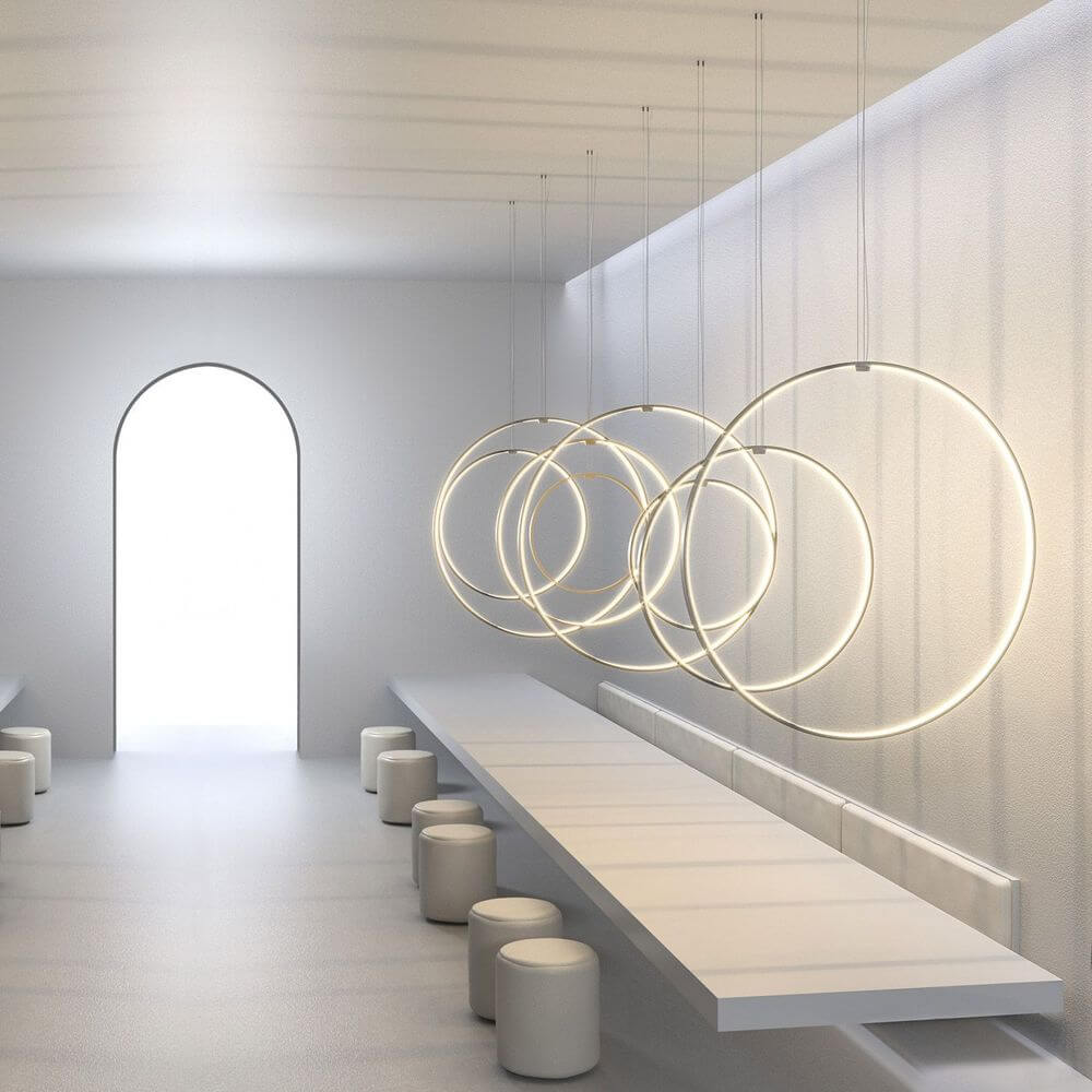 Panzeri Zero Round Vertical LED-Ringleuchte Pendel in modernem Raum mit eleganten Ringen.