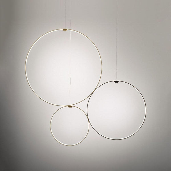 Panzeri Zero Round Vertical LED lampada a sospensione a anello in forma di anello armoniosa ed elegante, sospesa dal soffitto.
