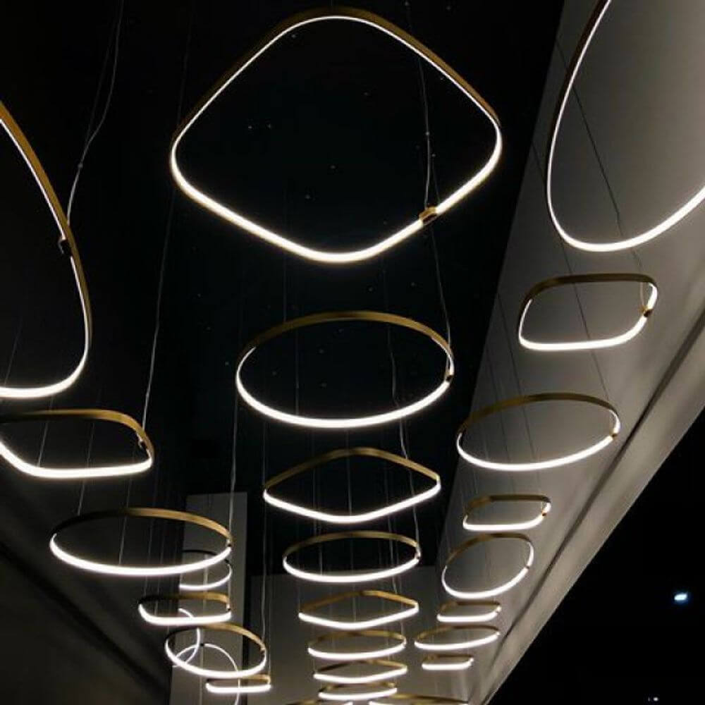 Lampa wisząca Panzeri Zero Square LED w eleganckim układzie z pośrednim światłem i wysokiej jakości designem.