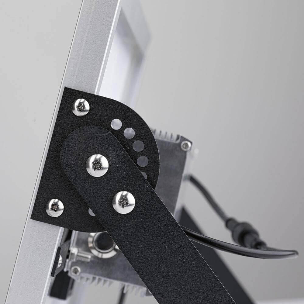 Detailaufnahme der Halterung des Park + Light Solarpanels mit robustem Design und Kabelverbindung.
