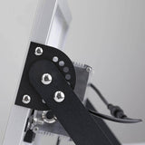 Detailaufnahme der Halterung des Park + Light Solarpanels mit robustem Design und Kabelverbindung.
