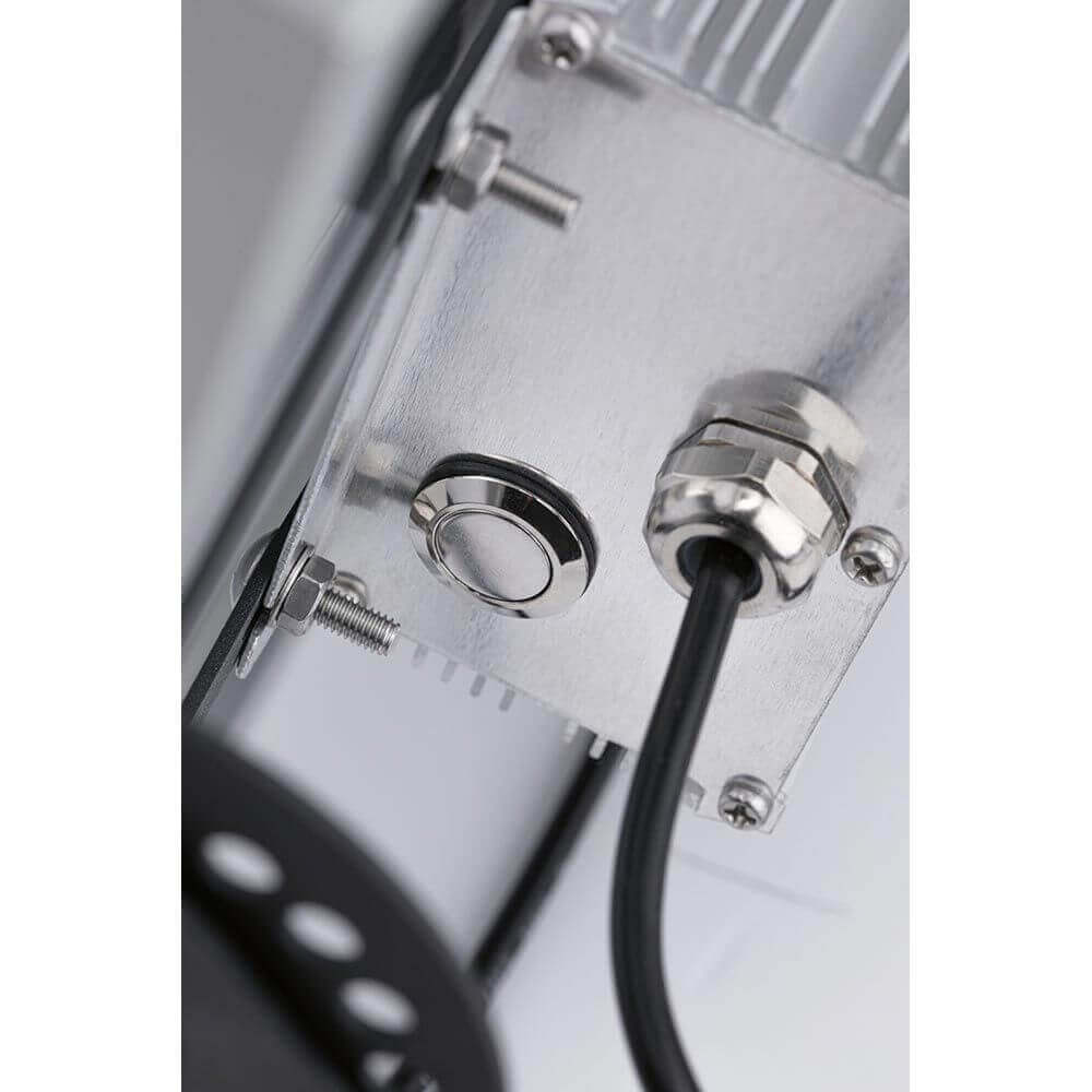 Detailansicht des Park + Light Solarmoduls mit Anschluss und Steuerknopf.