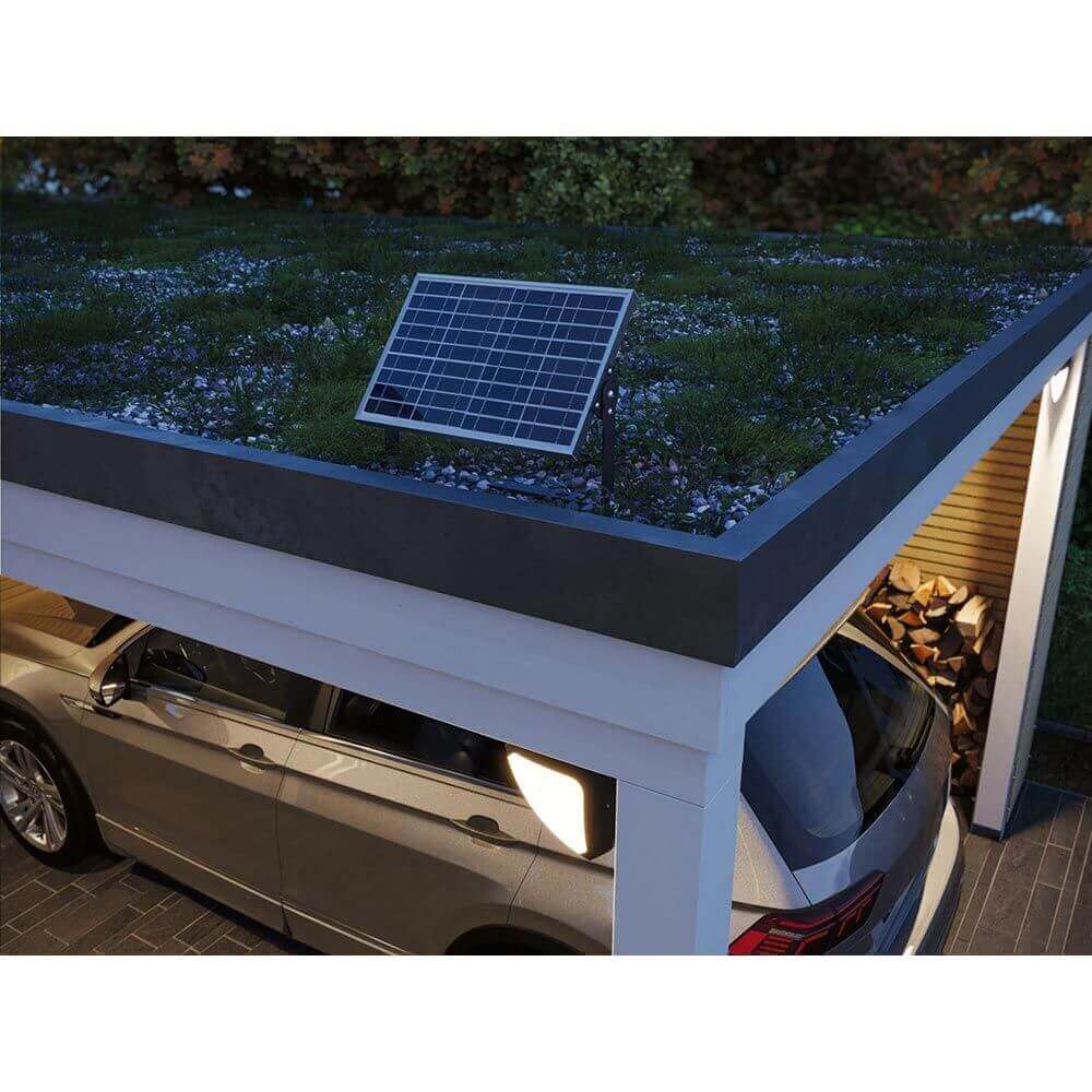 Park + Light Solarmodul 10W auf einem Carport-Dach, umweltfreundliche Energiequelle.