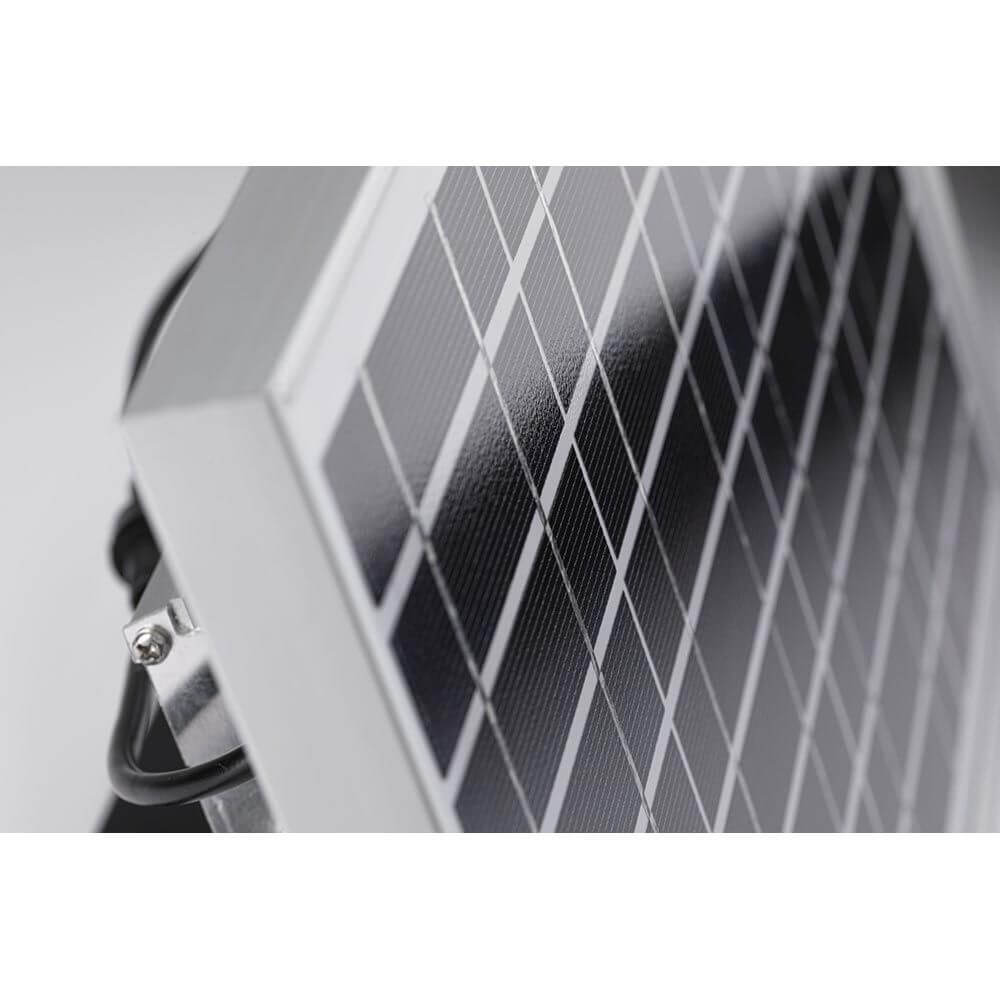 Detailansicht des Park + Light Solarmoduls mit silbernem Rahmen und schwarzen Solarzellen.