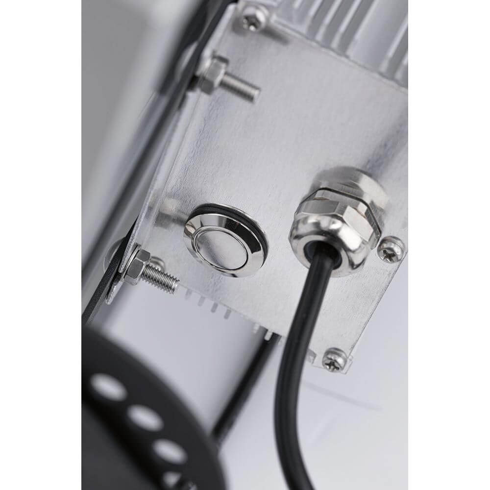 Detailansicht der Anschlussstelle des Park + Light Solarmoduls in Silber, IP65, mit Kabelverbindung.