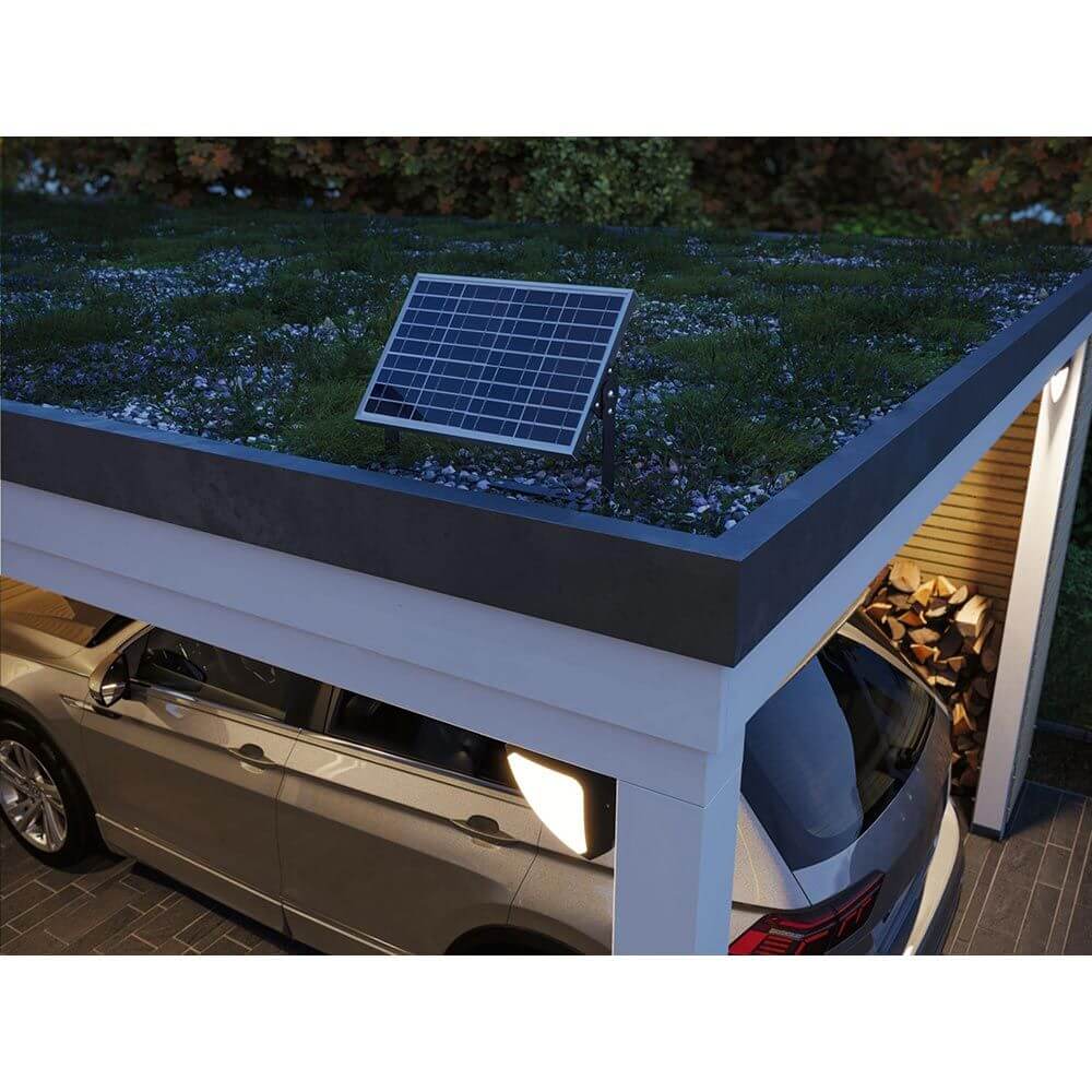 Park + Light Solarpanel auf einem begrünten Carport-Dach für nachhaltige Energiequelle.
