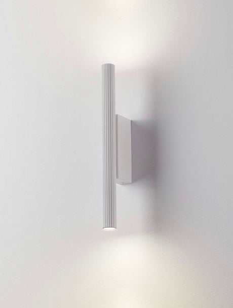 Paron LED ribbed wall light 3000K in an elegant design with indirect light.
