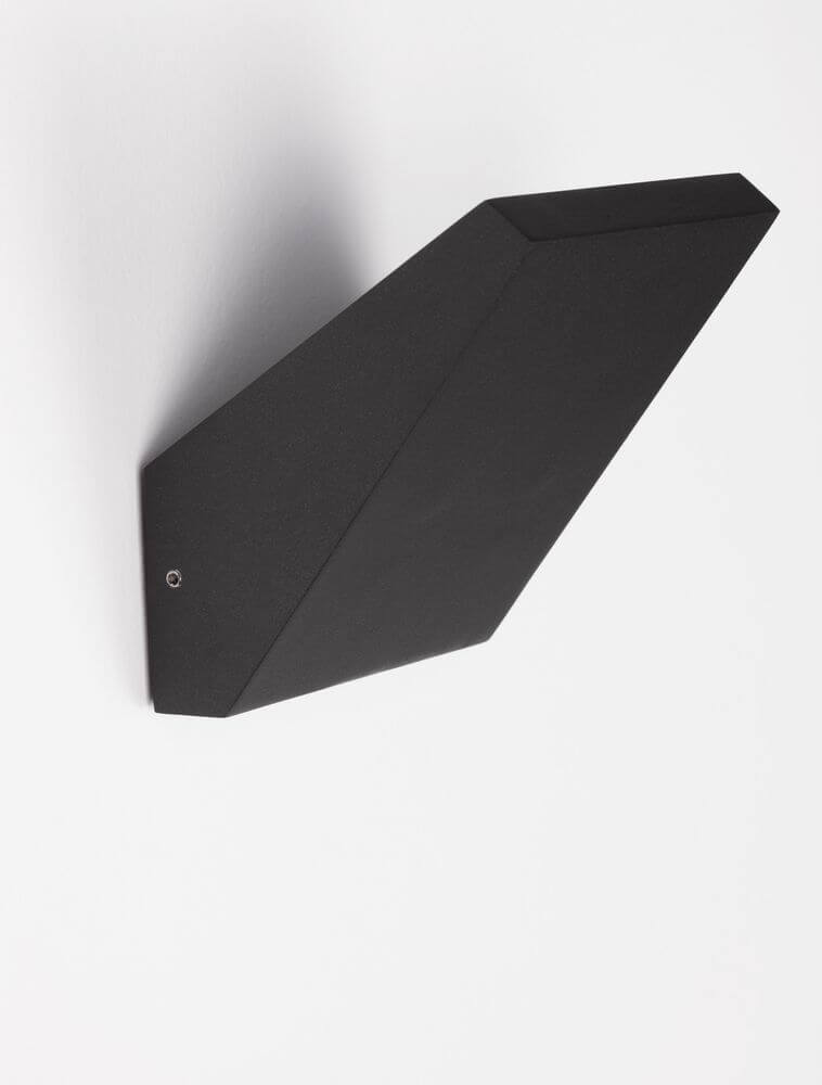 Parris LED Außenwandleuchte 3000K Anthrazit IP65 an einer Wand montiert, modern und witterungsbeständig.
