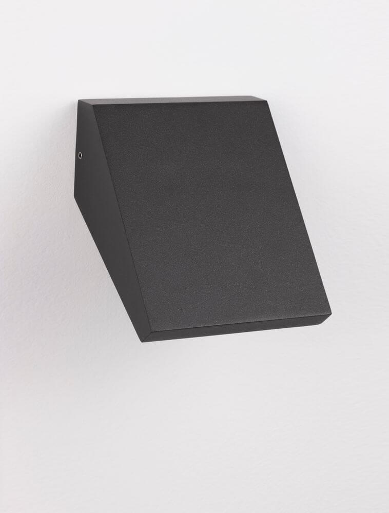 Parris LED Außenwandleuchte 3000K Anthrazit IP65 an einer Wand montiert, modernes Design, witterungsbeständig.