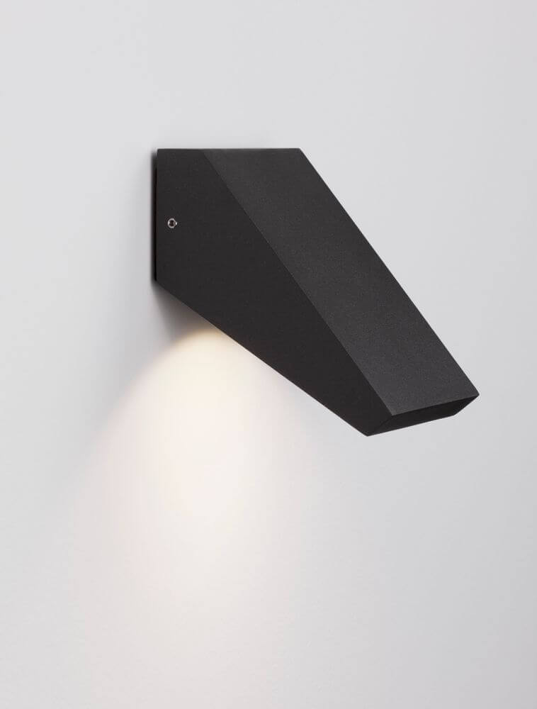 Parris LED Außenwandleuchte 3000K Anthrazit IP65 an Wand montiert, moderne Außenbeleuchtung in Anthrazit.
