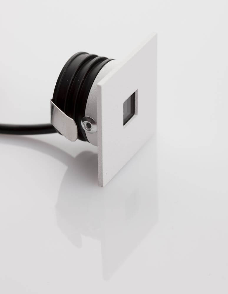 Passagio LED Außenwandeinbauleuchte Quadratisch 3000K Weiß IP54 mit modernem Design und anthrazitfarbenem Kabel.