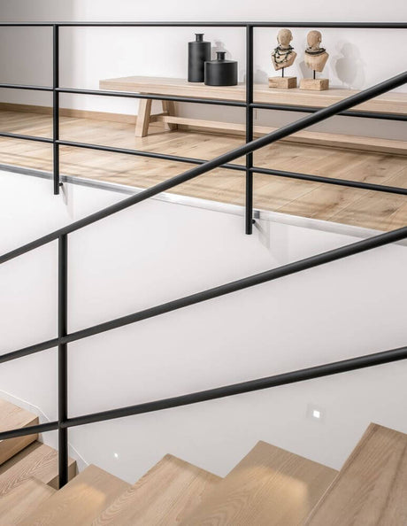 Passagio LED Außenwandeinbauleuchte Quadratisch Slot 3000K IP54 in modernem Treppenhausdesign.