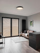 Moderne Wohnung mit Pauline LED Deckenleuchte 3000K Schwarz im Wohnzimmer, sanfte Beleuchtung und stilvolles Design.