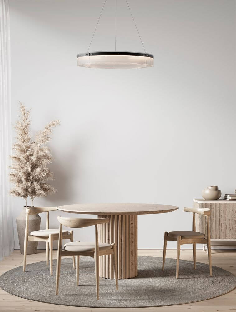 Moderne Esszimmer mit Pauline LED Pendelleuchte 3000K in Schwarz über runden Tisch und hellen Stühlen.