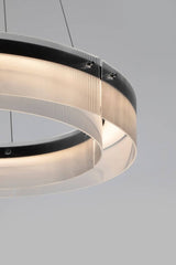 Nahaufnahme des PAULINE LED-Kronleuchters mit sanft gebogenem Glas und modernem Design in Schwarz.