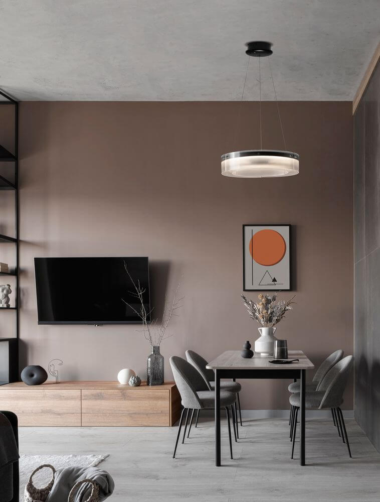 Modernes Wohnzimmer mit PAULINE LED Pendelleuchte in Schwarz, eleganter Tisch und stilvolle Deko.