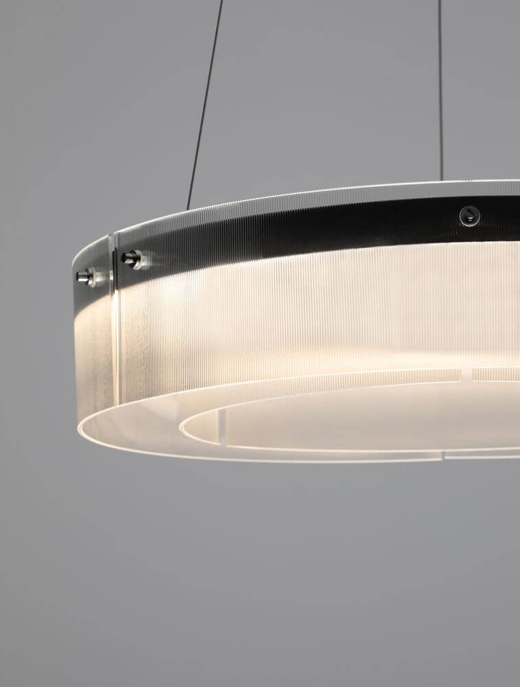 Moderner PAULINE LED-Kronleuchter in Schwarz mit gebogenem Glas und sanfter Lichtdiffusion.