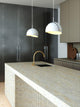 Pendelleuchte Align in modernem Küchenambiente über einer stilvollen Arbeitsplatte.