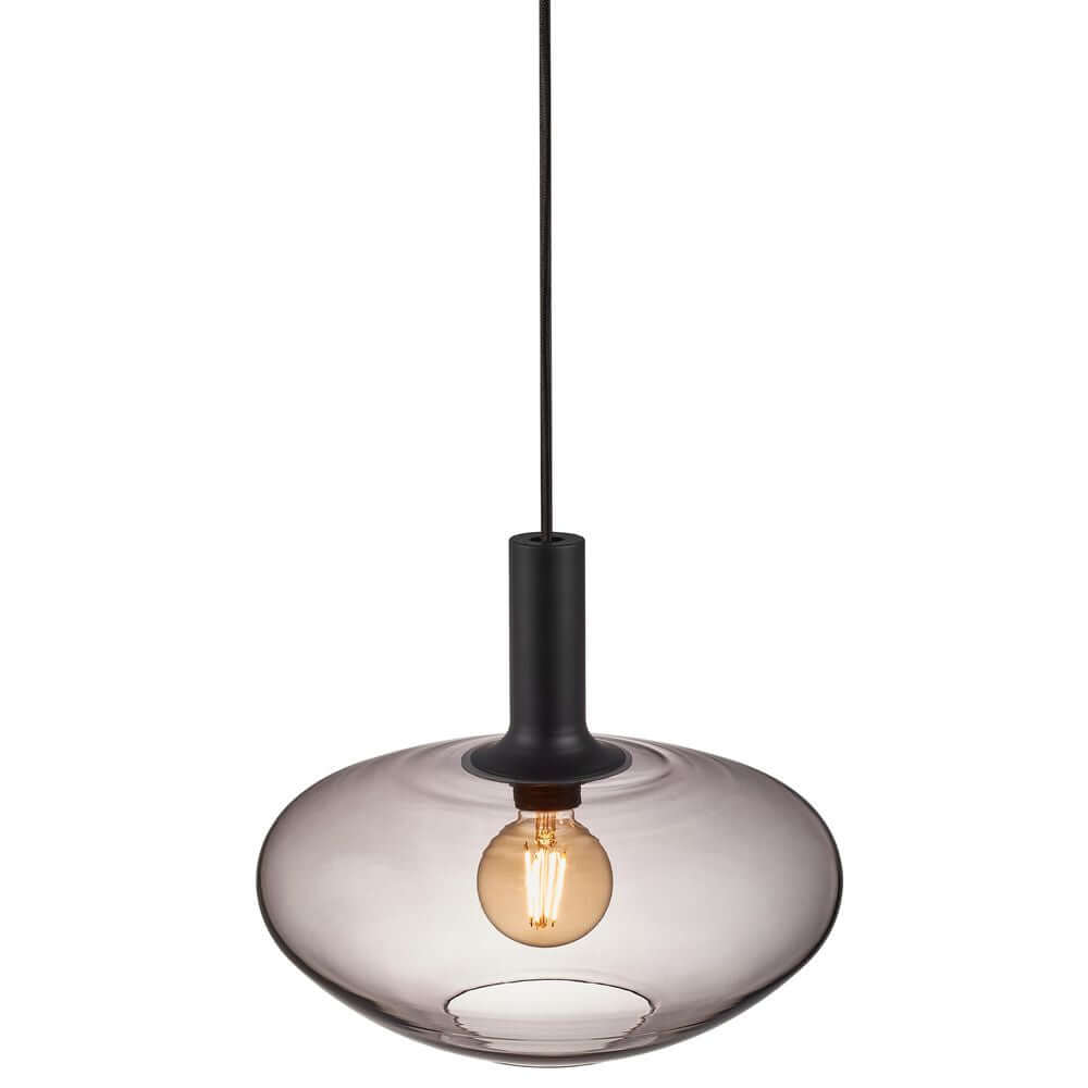 Pendelleuchte Alton 35 aus rauchfarbenem Glas mit schwarzem Halter und runder Form, sorgt für warmes Licht.