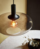 Pendelleuchte Alton 35 aus rauchfarbenem Glas mit eleganter runder Form und warmem Licht.