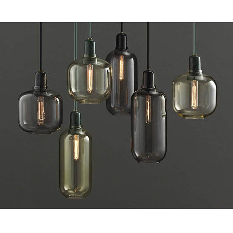 Lampa wisząca Amp L Gold, Zielona z nostalgicznie wyglądającymi szklanymi korpusami i dekoracyjnymi żarówkami w stylowym designie.